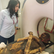 La coautora del estudio, Sahar Saleem, junto a la momia.